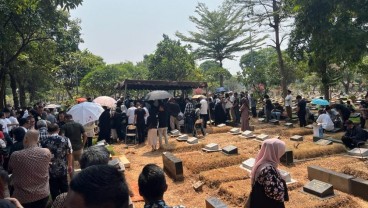 Jenazah Almarhum Soebronto Laras Dikebumikan di TPU Karet Bivak