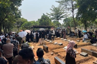 Jenazah Almarhum Soebronto Laras Dikebumikan di TPU Karet Bivak