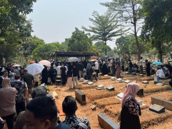 Jenazah Almarhum Soebronto Laras Dikebumikan di TPU Karet Bivak