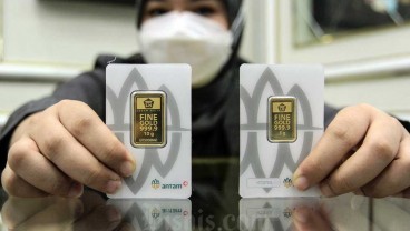 Harga Emas Jatuh Kena Tackle Dolar As dan Imbal Hasil Obligasi AS