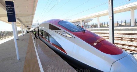 Rangkaian Electric Multiple Unit (EMU) Kereta Cepat Jakarta-Bandung (KCJB) saat berada di Stasiun KCJB Padalarang, Kabupaten Bandung Barat, Jawa Barat, Rabu (13/9/2023). Bisnis/Rachman