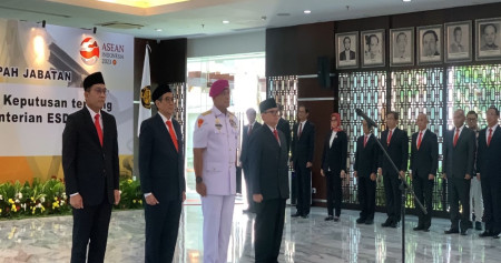Bambang Suswantono (tengah, seragam putih) saat dilantik di Jakarta/Bisnis.com-Lukman