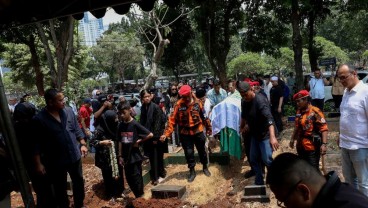 Potret Riuh Rendah Pengantar Pemakaman Soebronto Laras di TPU Karet Bivak