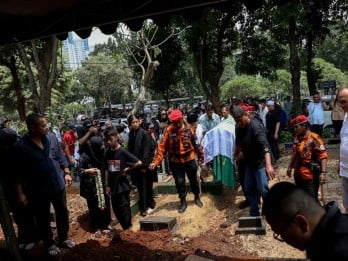 Potret Riuh Rendah Pengantar Pemakaman Soebronto Laras di TPU Karet Bivak