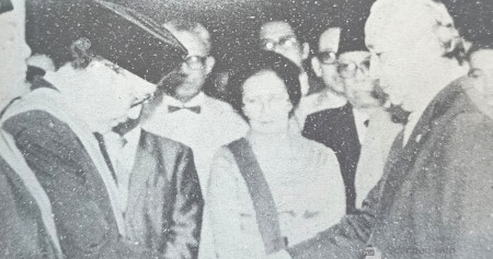 Jenderal Yoga Sugomo menerima Bintang Mahaputra Adipradana dari Presiden Soeharto di Istana Negara/Buku Memori Jenderal Yoga/istimewa