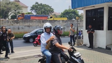 Urus SKCK ke Baintelkam Polri, Anies Baswedan Pakai Motor Honda Beat