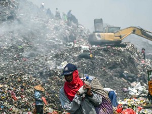 Sejumlah Titik Api Muncul di TPA Jatiwaringin di Tangerang
