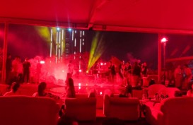 Kemeriahan Night Splash Pool Party di Hotel Grand Arkenso Parkview Semarang