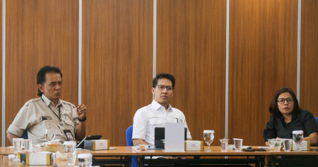 Direktur Utama Pusat Pengelola Komplek Gelora Bung Karno (PPKGBK) Rakhmadi Afif Kusumo (tengah), Kuasa Hukum PPKGBK Chandra Hamzah (kiri), dan Direktur Pemberitaan & Produksi sekaligus Pemimpin Redaksi Bisnis Indonesia Maria Y. Benyamin saat media visit di kantor redaksi Bisnis Indonesia, Jakarta, Senin (25/9/2023). Bisnis/Himawan L Nugraha