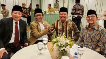 Mahfud MD Salam Komando dengan Romahurmuziy, Netizen Heboh