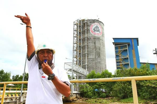 Karyawan memandu kapal semen curah yang akan bersandar di dermaga Packing Plant Banjarmasin yang dikelola PT Semen Indonesia, di Banjarmasin, Kalimantan Selatan, Selasa (11122018).Bisnis-Wahyu Darmawan