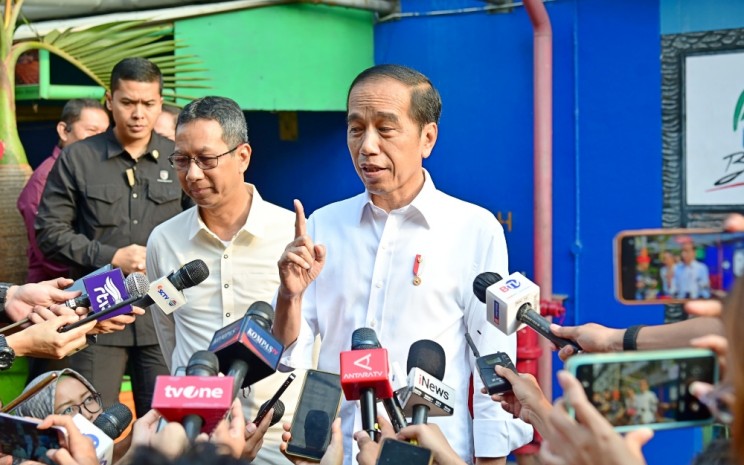 Jokowi mengunjungi pasar Jatinegara untuk meninjau harga kebutuhan pokok, Selasa (19/9/2023)  -  Sekretariat Presiden / Muchlis Jr