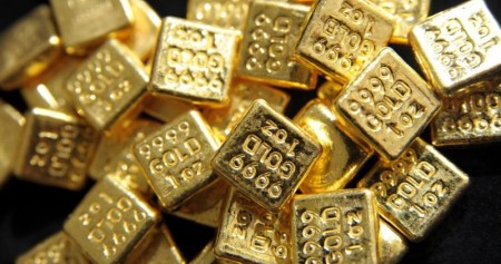 Emas batangan 24 karat ukuran 1oz atau 1 ons, setara 28,34 gram. Harga emas mengalami pergerakan ekstrim pada pekan ini yang mana sempat turun ke level US$1.800 per ons beberapa hari setelah memecahkan rekor harga tertinggi./Bloomberg