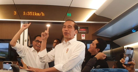 Presiden RI Joko Widodo (Jokowi) dan beberapa menteri bersorak-sorai kala kecepatan maksimal 351 km per jam dari Kereta Cepat Jakarta Bandung (KCJB) saat melakukan uji coba kelayakan fasilitas moda tersebut, Rabu (13/9/2023). JIBI/Akbar Evandio