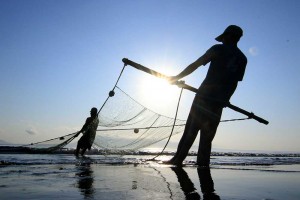 Nelayan di Banyuwangi Gunakan Jaring Tarik Untuk Menangkap Ikan