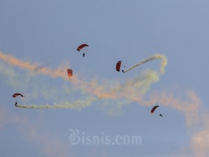 Atraksi di Langit Jakarta saat Gladi Bersih Persiapan HUT Ke-78 TNI