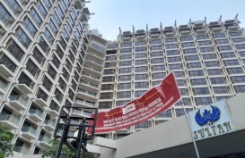 Dikawal Ketat Polisi, Pengelola GBK Pasang Spanduk 'Tanah Milik Negara' di Hotel Sultan