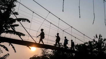 Warga Nekat Gunakan Jembatan Gantung Yang Rusak di Banten