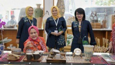 Ibu Negara Belanja di Kerabat Store, IKM Kriya Jabar Naik Kelas