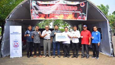 Nestle BEAR BRAND Donasikan Produk dan Masker Bagi Petugas Pemadam Kebakaran Kalimantan Barat