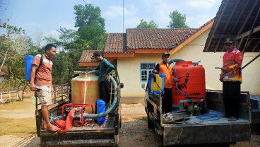 Kades di OKI 'Sulap' Mobil Bak Terbuka Jadi Pemadam Karhutla