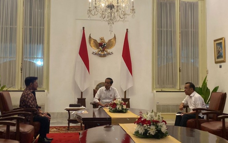 Presiden Joko Widodo (Jokowi) menerima kedatangan eks Menteri Pertanian (Mentan) Syahrul Yasin Limpo ditemani oleh Menteri Sekretaris Negara (Mensesneg) Pratikno di Ruang Jepara, Istana Merdeka, Jakarta Pusat, Minggu (8/10 - 2023). Foto: Akbar Evandio
