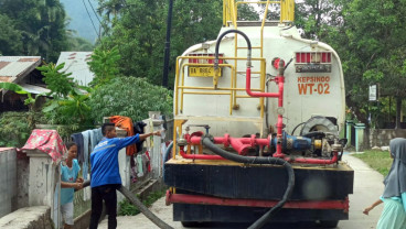 Sumur Warga Mengering, Semen Padang Distribusikan 46.000 Liter Air Bersih