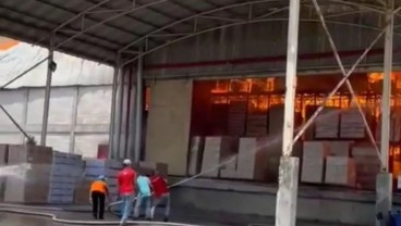 Kebakaran Pabrik Tisu di Mojokerto Renggut Korban Jiwa