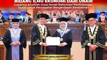 Gubernur Khofifah Raih Gelar Doktor Honoris Causa dari FEB - UNAIR