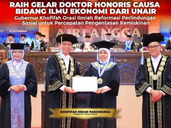 Gubernur Khofifah Raih Gelar Doktor Honoris Causa dari FEB - UNAIR