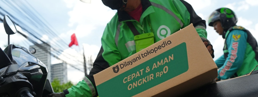 Seorang pengemudi pengiriman Gojek mengambil pesanan PT Tokopedia di pusat pemenuhan di Jakarta, Indonesia, pada Senin, 12 Desember 2022. - Bloomberg/Dimas Ardian