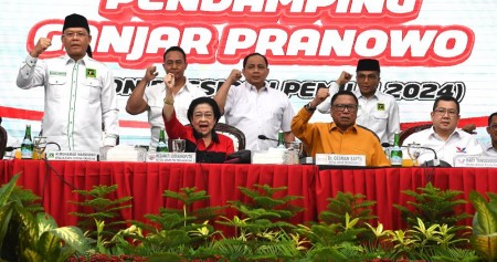 Ketua Umum PDI Perjuangan (PDIP) Megawati Soekarnoputri (kedua kiri) didampingi Plt Ketua Umum PPP Muhamad Mardiono (kiri), Ketua Umum Partai Hanura Oesman Sapta Odang (kedua kanan), dan Ketua Umum Partai Perindo Hary Tanoesoedibjo (kanan) menghadiri acara pengumuman bakal calon wakil presiden pendamping Ganjar Pranowo pada Pilpres 2024 di Kantor DPP PDIP, Jakarta, Rabu (18/10/2023). ANTARA FOTO/M Risyal Hidayat/aww.