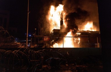 Demo Kutuk Serangan ke RS Gaza Ricuh, Massa Bakar Gedung Kedubes AS di Beirut