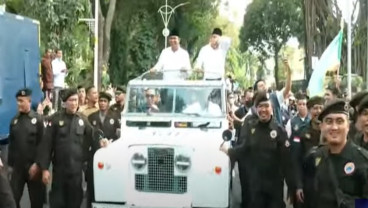 Rombongan Anies-Cak Imin Naik Land Rover Tua ke KPU Disopiri Ahmad Sahroni