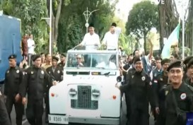 Rombongan Anies-Cak Imin Naik Land Rover Tua ke KPU Disopiri Ahmad Sahroni