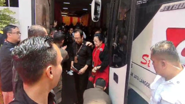 Surya Paloh Desak-desakan Masuk Gedung KPU, Megawati Melenggang Bus