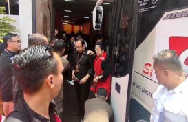 Surya Paloh Desak-desakan Masuk Gedung KPU, Megawati Melenggang Bus