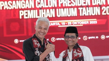 Ganjar Pranowo Ikuti Saran Netizen Pakai Baju Hitam dan Putih