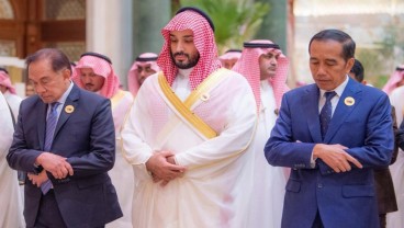 Momen Jokowi dan Pangeran MBS Salat Jumat Bersama di Riyadh