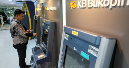 Nasabah bertransaksi di mesin anjungan tunai mandiri milik PT Bank KB Bukopin Tbk (BBKP) di Jakarta, Selasa (28/6/2022). Bisnis/Abdurachman