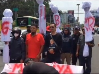 Kecewa, Relawan di Yogya Buat Pocong Bertuliskan Gibran