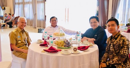 Sambil menunggu kedatangan Presiden Joko Widodo dan Ibu Iriana di Bandara Adi Soemarmo, Senin (24/7/2023), Menteri Pertahanan Prabowo Subianto, Menteri BUMN Erick Thohir, Gubernur Jawa Tengah Ganjar Pranowo, dan Wali Kota Solo Gibran Rakabuming berbincang-bincang di ruang tunggu Pangkalan TNI AU Adi Soemarmo, Karanganyar, Jawa Tengah./Laily Rachev - Biro Pers Sekretariat Presiden