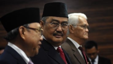 Ramai-Ramai Menggugat Hakim MK