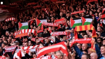 Bendera Palestina Berkibar di Anfield, Gestur Security Stadion Jadi Sorotan