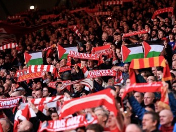 Bendera Palestina Berkibar di Anfield, Gestur Security Stadion Jadi Sorotan