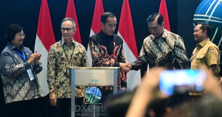 Presiden Joko Widodo (tengah) meresmikan peluncuran Bursa Karbon Indonesia, Selasa (26/9/2023) di Bursa Efek Indonesia, Jakarta bersama Menteri Koordinator Bidang Kemaritiman dan Investasi Luhut Binsar Panjaitan (kedua kanan), Ketua Dewan Komisioner OJK Mahendra Siregar (kedua kiri), Menteri Dalam Negeri Tito Karnavian (Kanan), serta Menteri Lingkungan Hidup dan Kehutanan Siti Nurbaya Bakar. / dok.Setpres