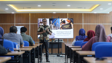 Ketua Umum APPI Suwandi Wiratno Bahas Isu-Isu Terkini di Industri Pembiayaan saat Acara Diskusi Pakar di Bisnis Indonesia