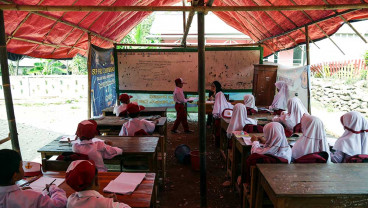 Siswa SD di Sukabumi Terpaksa Belajar di Tenda Darurat Karena Bangunan Sekolah Rusak