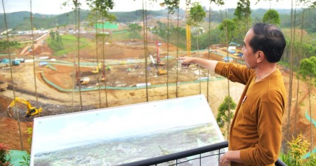 Presiden Jokowi di Menara Pandang, kawasan IKN, Kabupaten Penajam Paser Utara, Kalimantan Timur, Kamis (23/2/2023) - Humas Setkab/Agung.