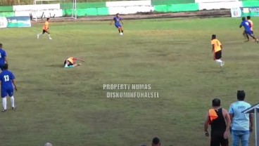 Bupati Halsel Meninggal Dunia Saat Bermain Sepak Bola